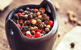 spezie piatti salati pepe ricetta, pepe selvatico voatsiperifery, pepe selvatico madagascar ricette, varietà pepe ricette, pepe rosa ricette, pepe verde ricette, pepe nero ricette