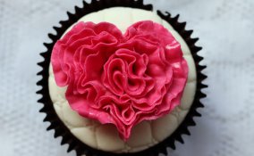  cake design san valentino, fondente rosso san valentino, come si fa e come si usa fondente rosso, pasta di zucchero colore rosso