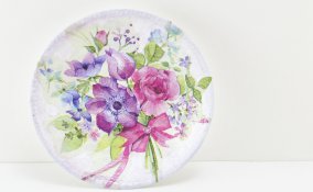 decorazioni primaverili fai da te, piatti decoupage, piatti ceramica decoupage, piatti vetro decoupage