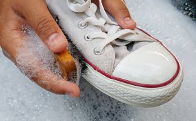come pulire scarpe bianche