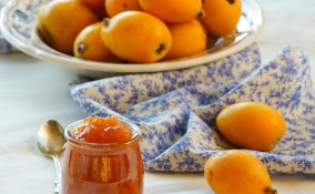 Conserve di frutta primaverili confettura di nespole 