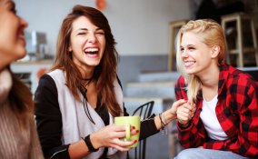 giornata mondiale risata, auguri divertenti, amiche