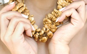 collane materiali strani, collane frutta secca, gioielli fai da te