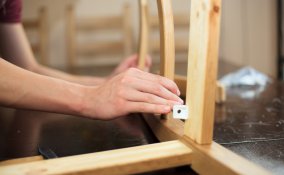 sistemare sedie scollate, aggiustare sedia rotta