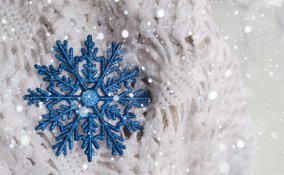 fiocchi di neve colla a caldo, lavoretti di natale colla a caldo