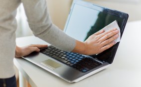 pulizia, schermo del pc, alcol