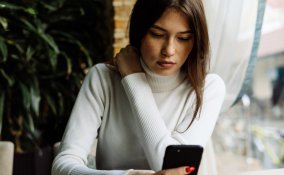 come affrontare amica, non risponde ai messaggi, donna triste