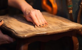 restauro mobili, riportare legno a stato grezzo, sverniciare legno