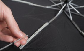 aggiustare ombrello rotto, riparar ombrello rotto