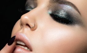 trucco, occhi scuri, cosmetici giusti