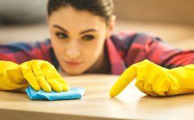 macchie colla vinilica, come togliere macchie di colla