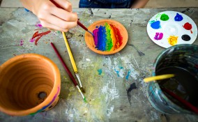 decorare vasi da giardino, dipingere vasi terracotta