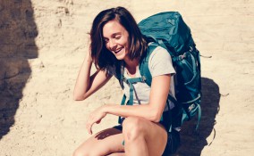 indossare zaino trekking