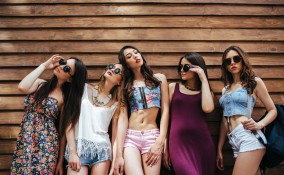 amiche, festa in spiaggia, abbigliamento