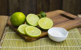 tagliere in legno, sale, limone