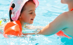 come insegnare a un bambino a nuotare, insegnare a galleggiare ai bambini