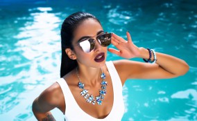 festa in piscina, trucco, donna