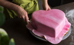 come rivestire torta con pasta di zucchero, torta a forma di cuore, rivestire torta a forma di cuore