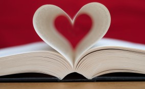 cosa regalare a chi ama leggere, idee regalo per chi ama leggere, regali per lettori
