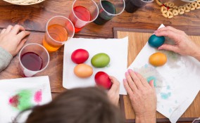 come colorare uova pasqua con metodi naturali, colorare uova 