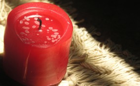 come togliere la cera dal tappeto, macchie di cera