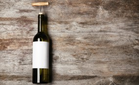 come togliere etichette da bottiglie vetro, staccare etichette bottiglie vetro, togliere colla da vetro