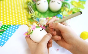 decorare uova pasqua con bambini, decorare uova pasqua, lavoretti pasquali