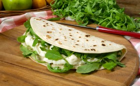 piadina con rucola e formaggio
