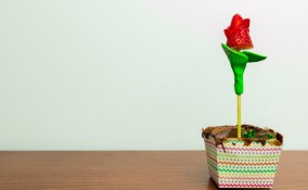 come fare una rosa con fragola, tagliare fragole a forma di rosa, fragole decorative