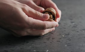 come togliere nero noci mani, macchie noci mani, nero noci