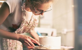 come decorare torta compleanno cialda panna, come decorare torta cialda, come applicare cialda