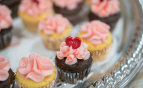 cupcake san valentino decorati panna, cupcake san valentino, cupcake panna