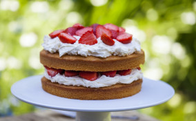 festa della mamma, torta alla crema, fragole e panna