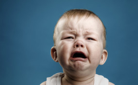 Bambino piange