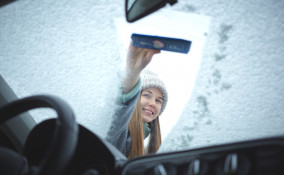 togliere ghiaccio parabrezza