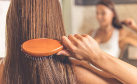 Spazzolare i capelli