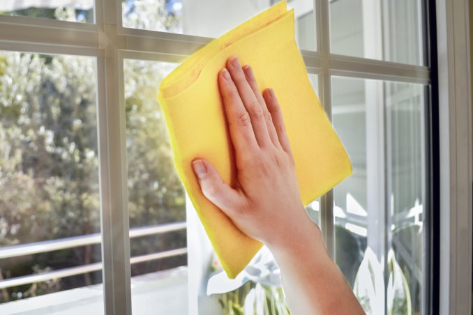 La scelta del panno è determinante, prova ad usarne uno specifico per vetri o in microfibra