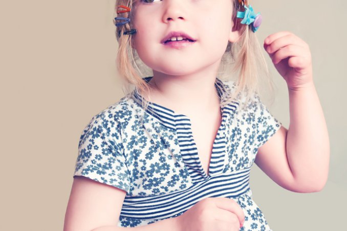 bambina fiocchi acconciatura capelli