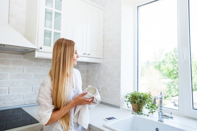 lavare piatti a mano bacinella acqua calda detersivo concentrato nelsen amido calcare lavandino cucina casa trucchi accorgimenti consigli