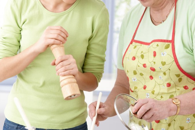 mamma e nonna in cucina