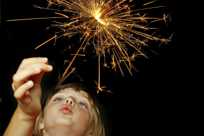bambina e fuochi d'artificio