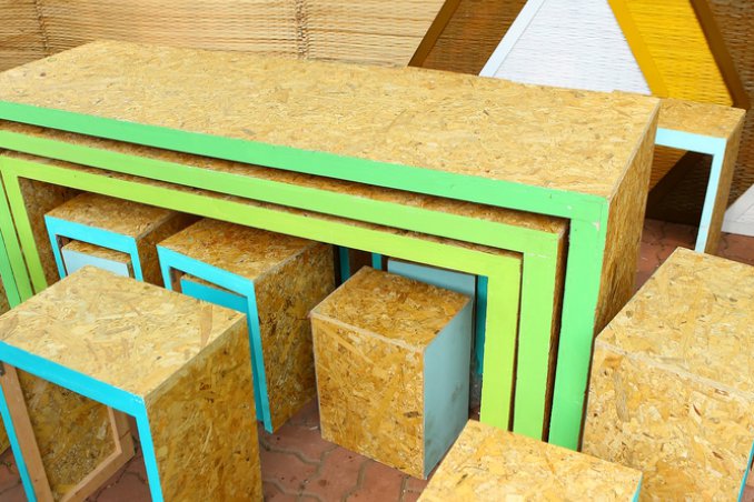 muro decorato con mobili antichi