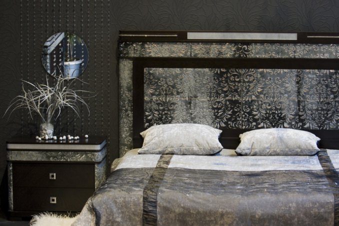 letto con fantasia bianca e marrone