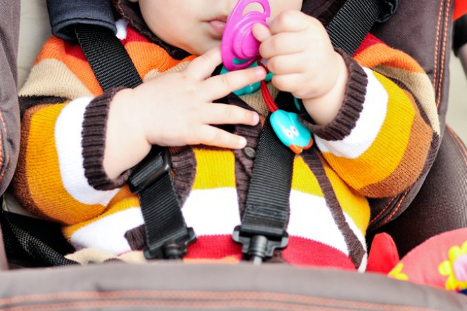 bambino in carrozina