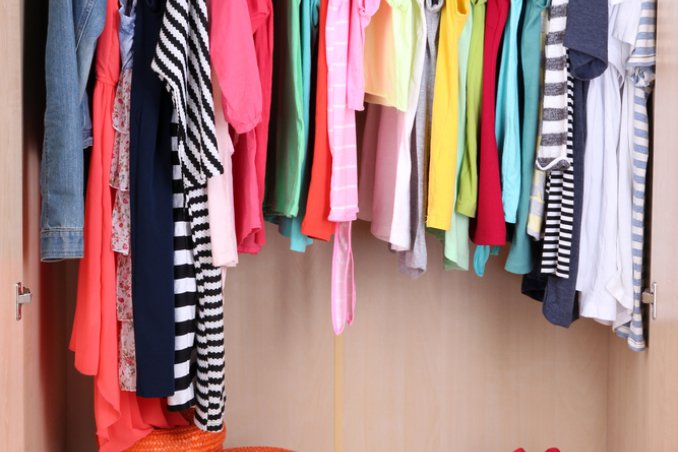 ragazza alle prese con l'armadio