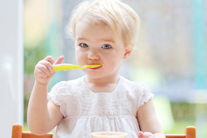 bambina che mangia da sola