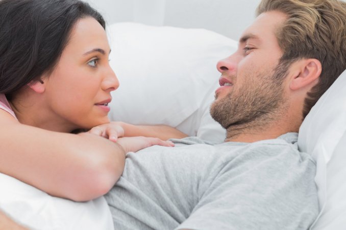 coppia intimità parlare rapporto letto