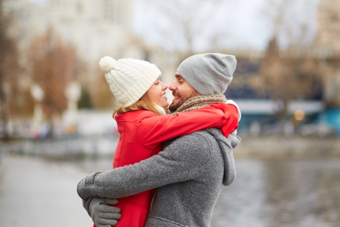 coppia coccole fidanzati abbraccio 