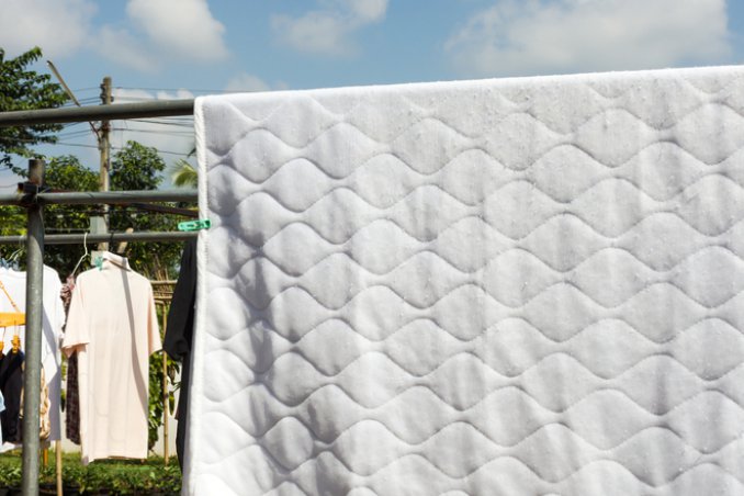 bucato stendere panni sole stirare pieghe 