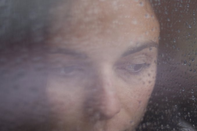 donna triste single finestra solitudine